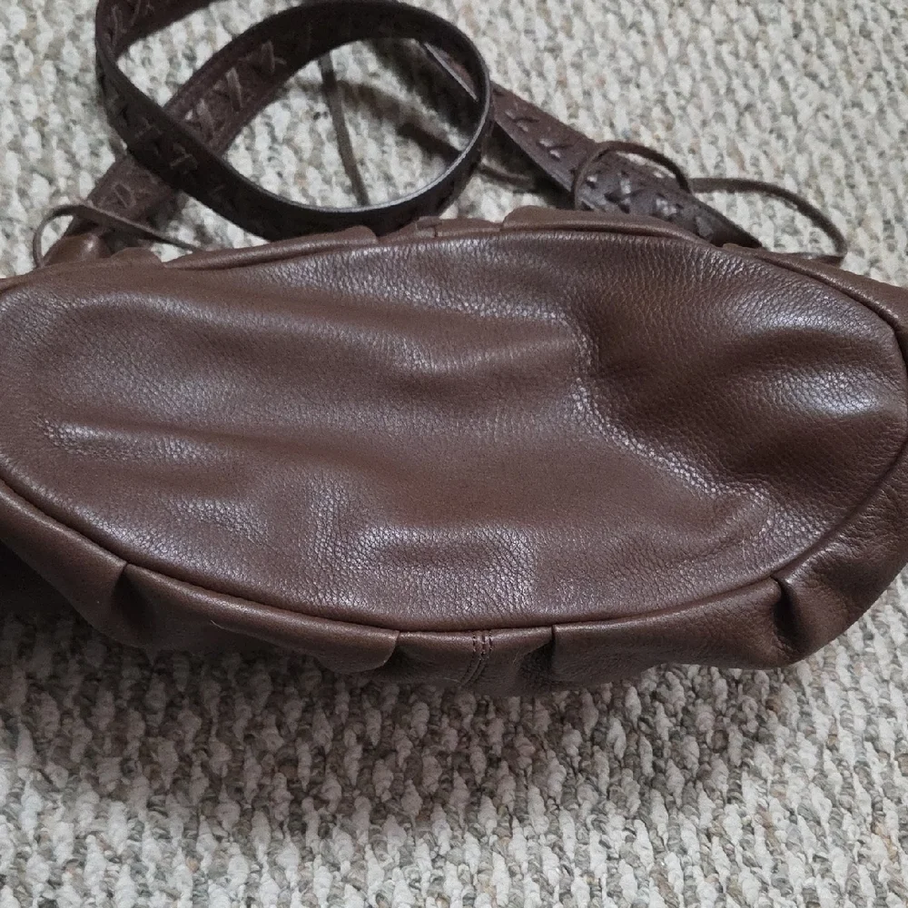 Elegant Brown Leather Shoulder Bag - Picture 2 of 8
